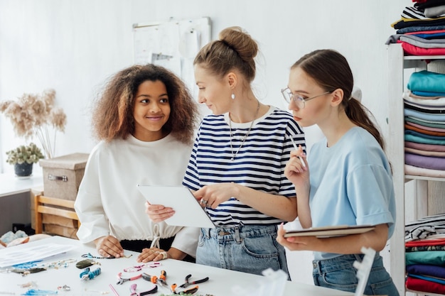 усміхнені майстри в студії вишивки